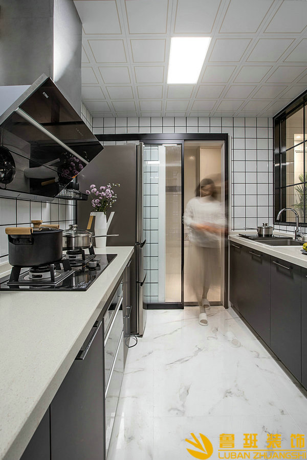 銀海灣85平現(xiàn)代輕奢設(shè)計裝修實景廚房