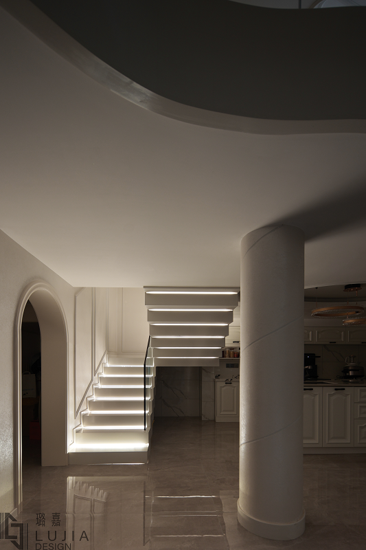 西樾錦宸別墅設計法式實景樓梯間圓柱